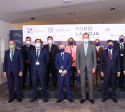 Don Felipe, acompañado de los patrocinadores del Foro La Toja-Vínculo Atlántico